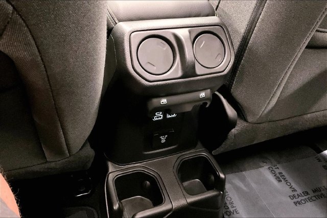 Used 2026 Jeep Wrangler Unlimited Sahara AWD/4WD image 33