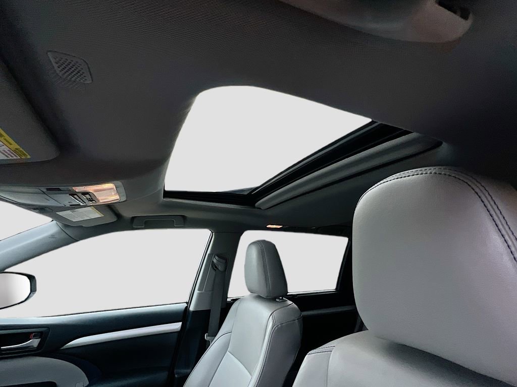 Used 2019 Toyota Highlander XLE AWD/4WD image 24