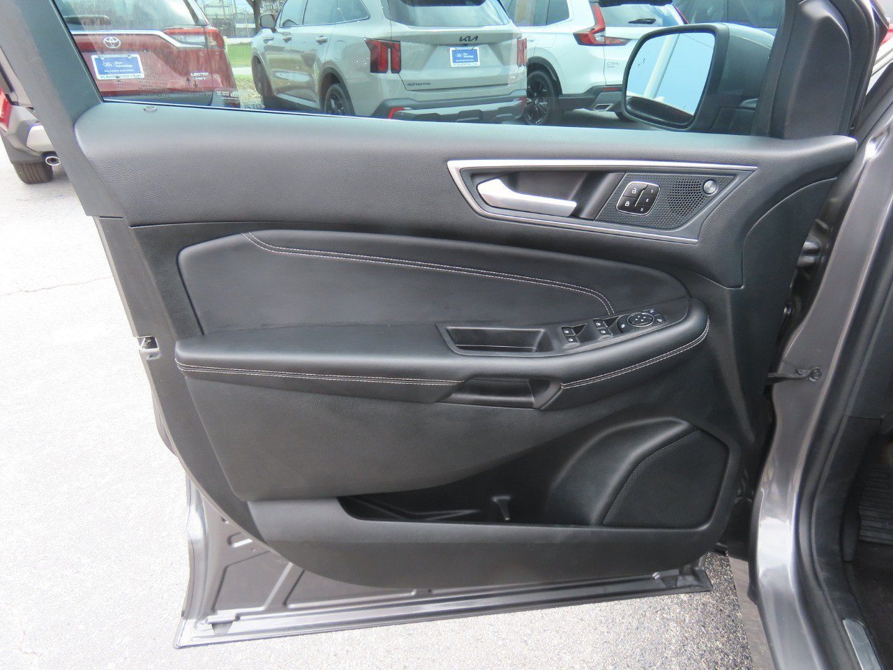 Used 2023 Ford Edge Titanium AWD/4WD image 25