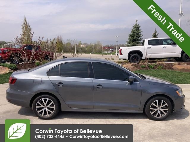 Used 2017 Volkswagen Jetta SE image 2
