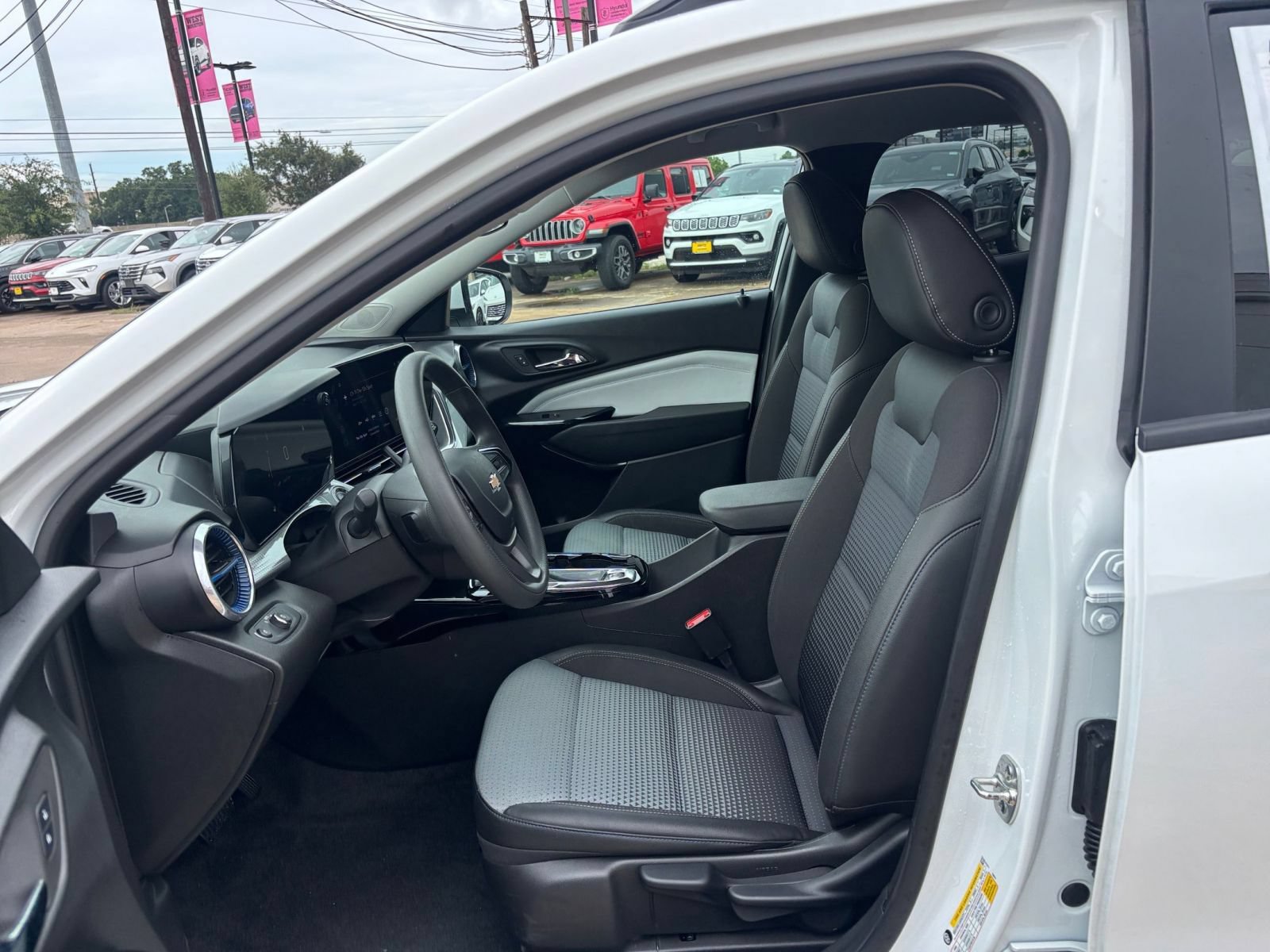 Used 2025 Chevrolet Trax LT FWD image 25