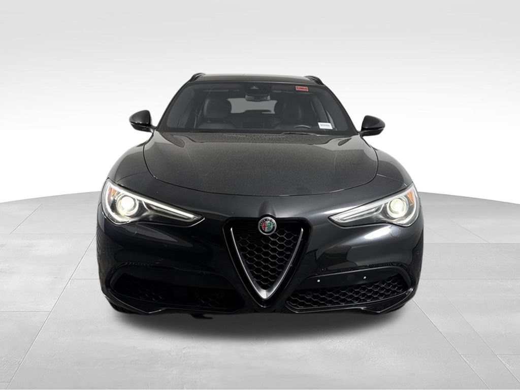 Used 2023 Alfa Romeo Stelvio Ti AWD/4WD image 5