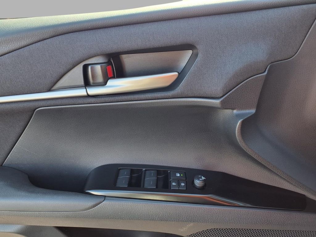 Used 2025 Toyota Camry LE image 17