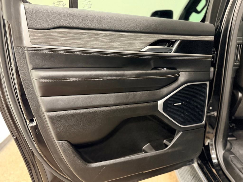 Used 2023 Jeep Wagoneer L Series III w/ Flexible Seating Group AWD/4WD image 19