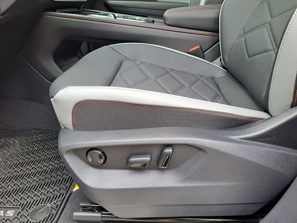 Used 2025 Volkswagen Atlas Peak Edition SE image 11