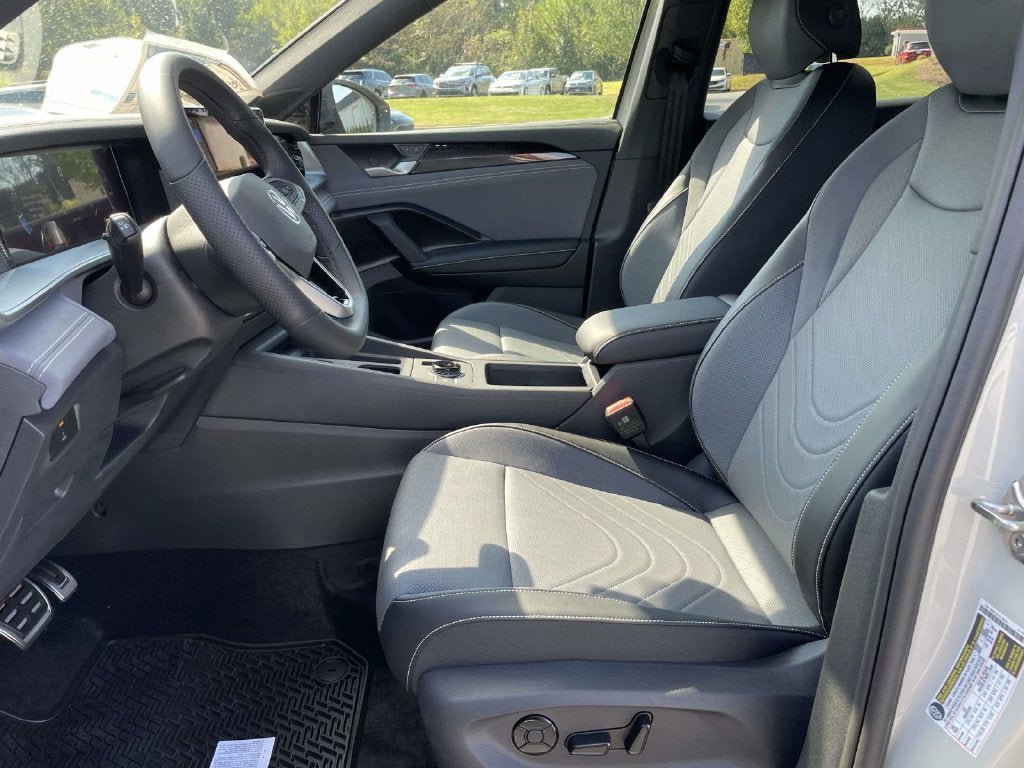 New 2026 Volkswagen Tiguan SE R-Line FWD image 10