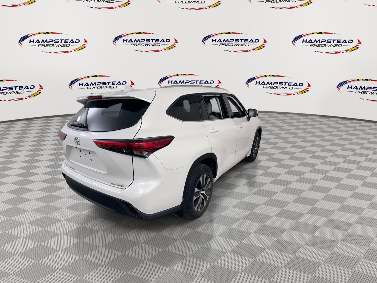 Used 2020 Toyota Highlander XLE AWD/4WD image 8