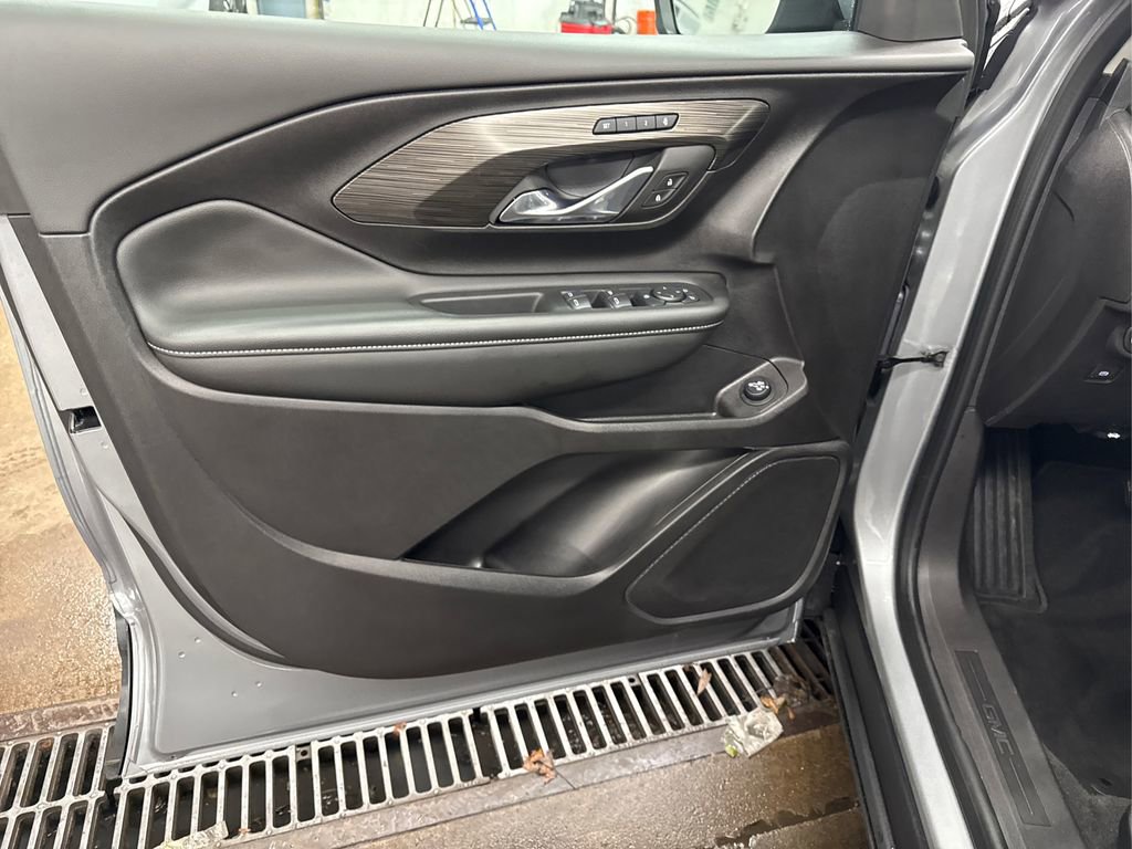 Used 2024 GMC Terrain SLT image 25