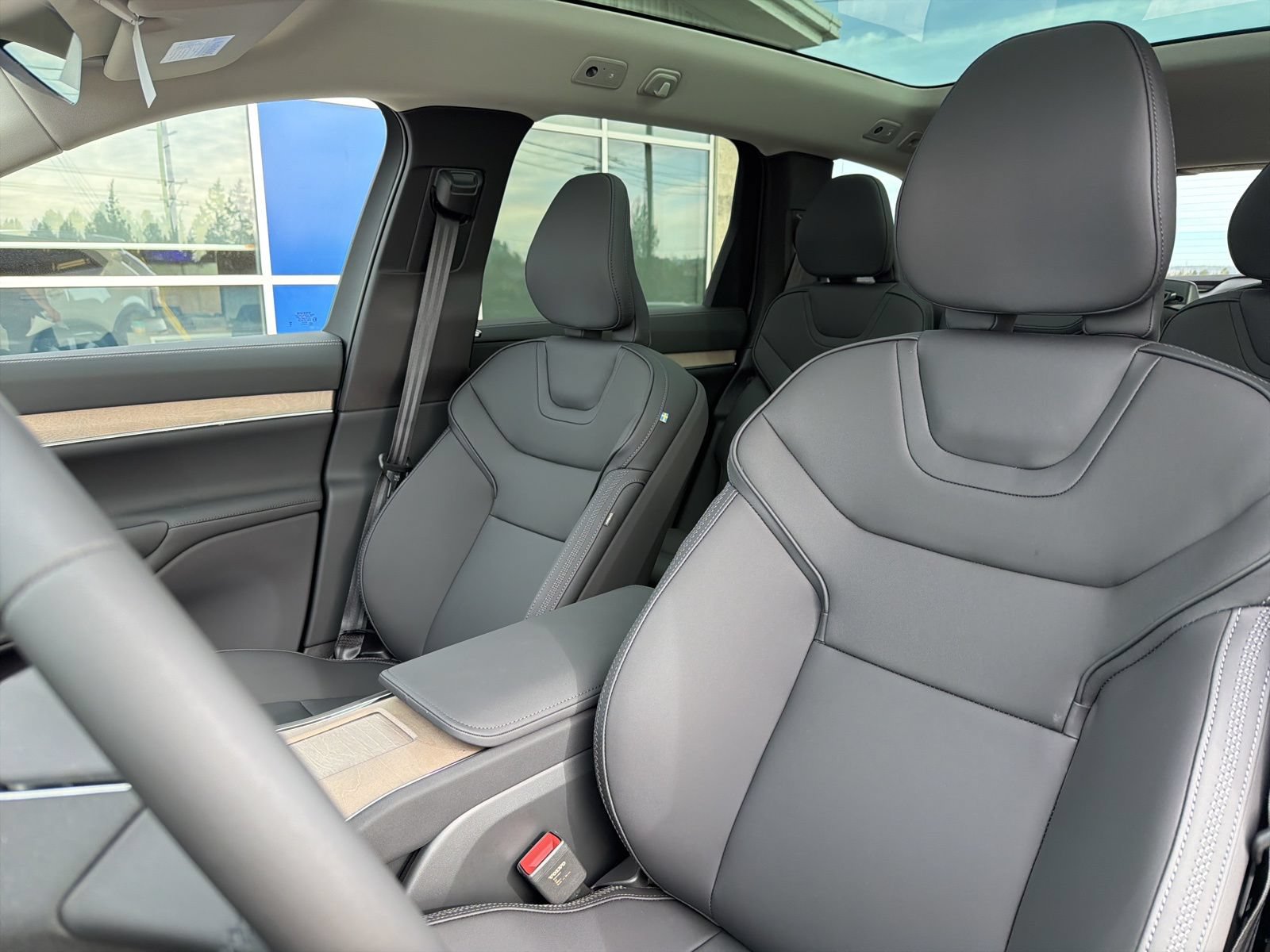 New 2025 Volvo EX90 Plus w/ Protection Package Premier AWD/4WD image 19