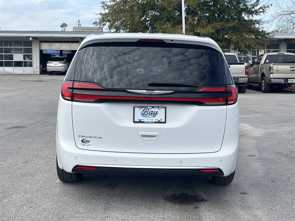 Used 2024 Chrysler Pacifica Touring-L image 4