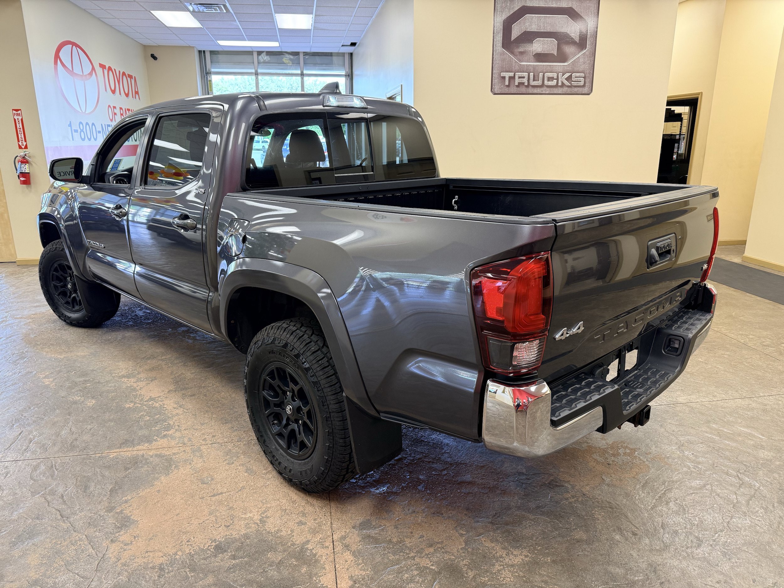 Used 2021 Toyota Tacoma SR5 AWD/4WD image 7