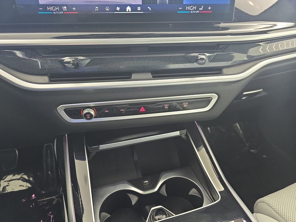 Certified 2024 BMW X7 xDrive40i w/ M Sport Package image 25