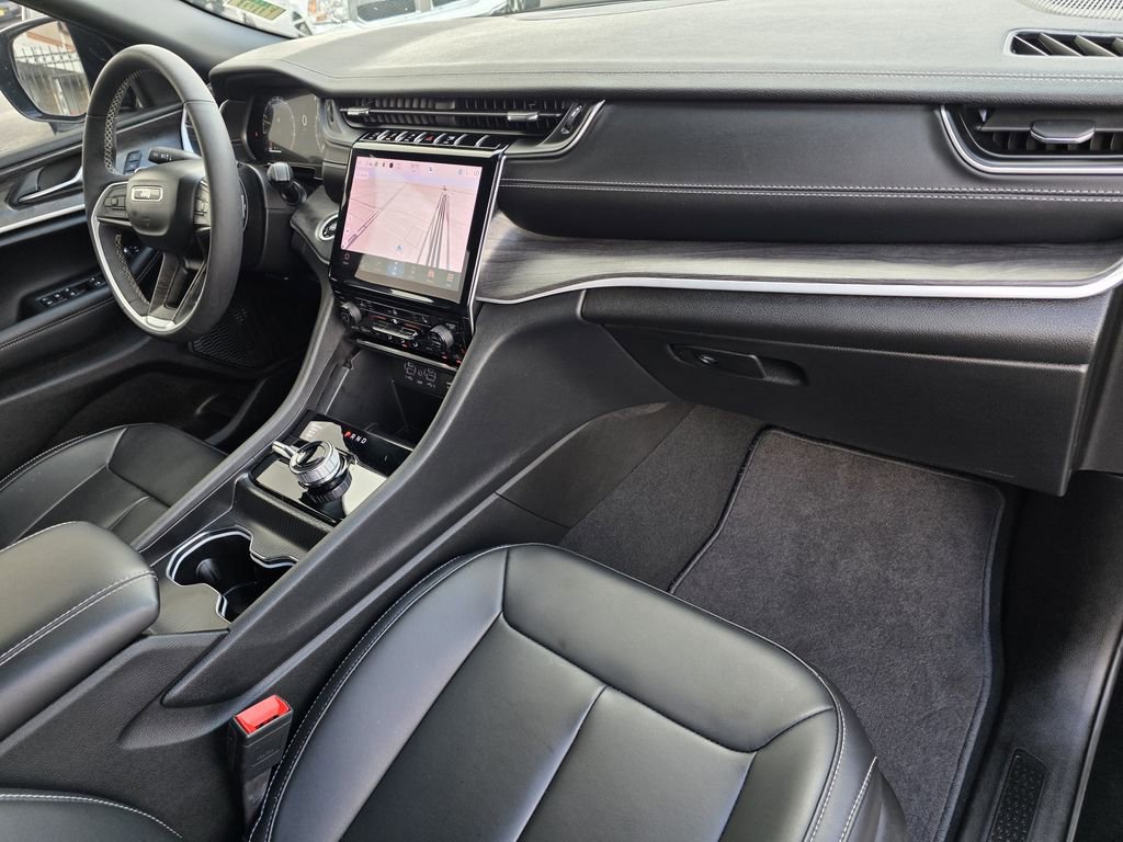 Used 2025 Jeep Grand Cherokee Limited w/ Black Appearance Package image 12