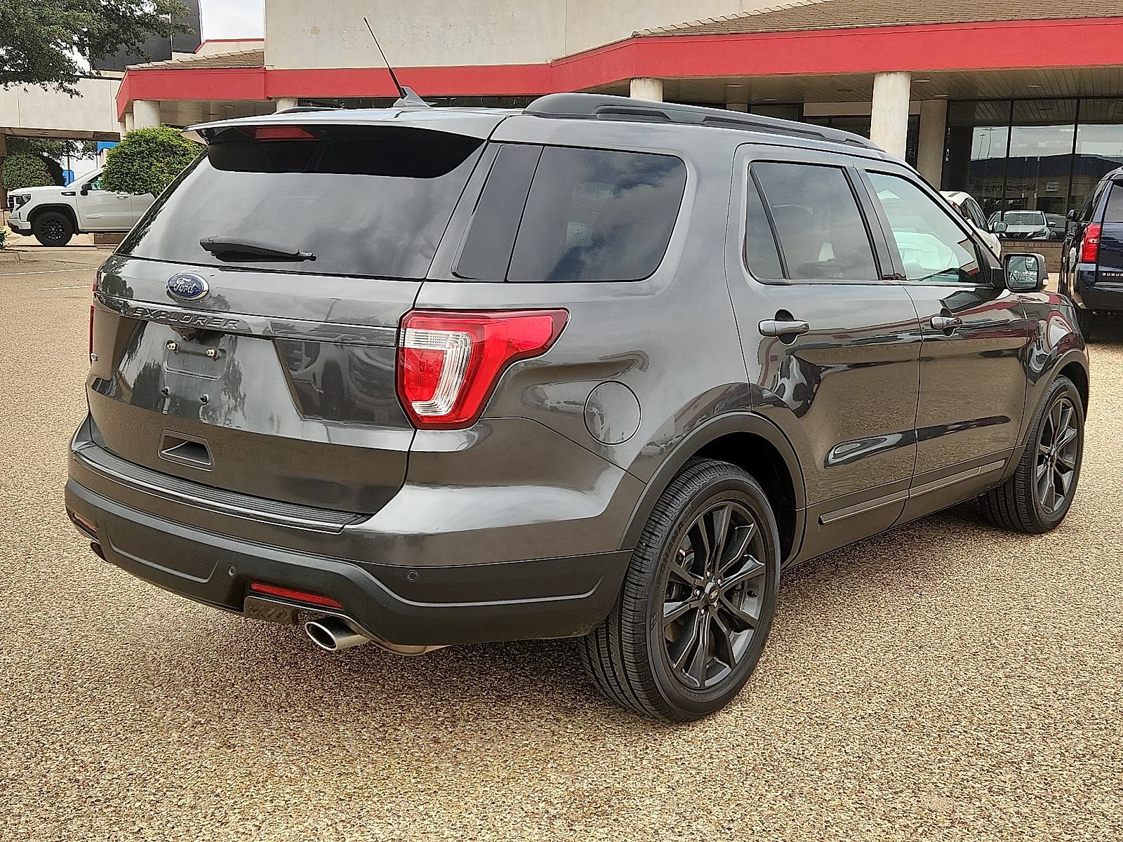 Used 2018 Ford Explorer XLT w/ Equipment Group 202A FWD image 4