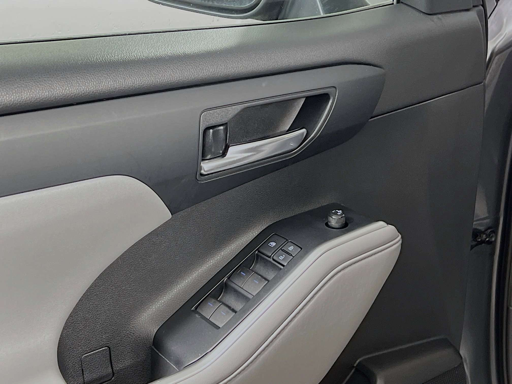 Used 2020 Toyota Highlander XLE image 17