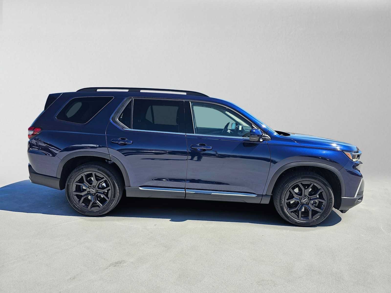 Used 2025 Honda Pilot Touring image 2