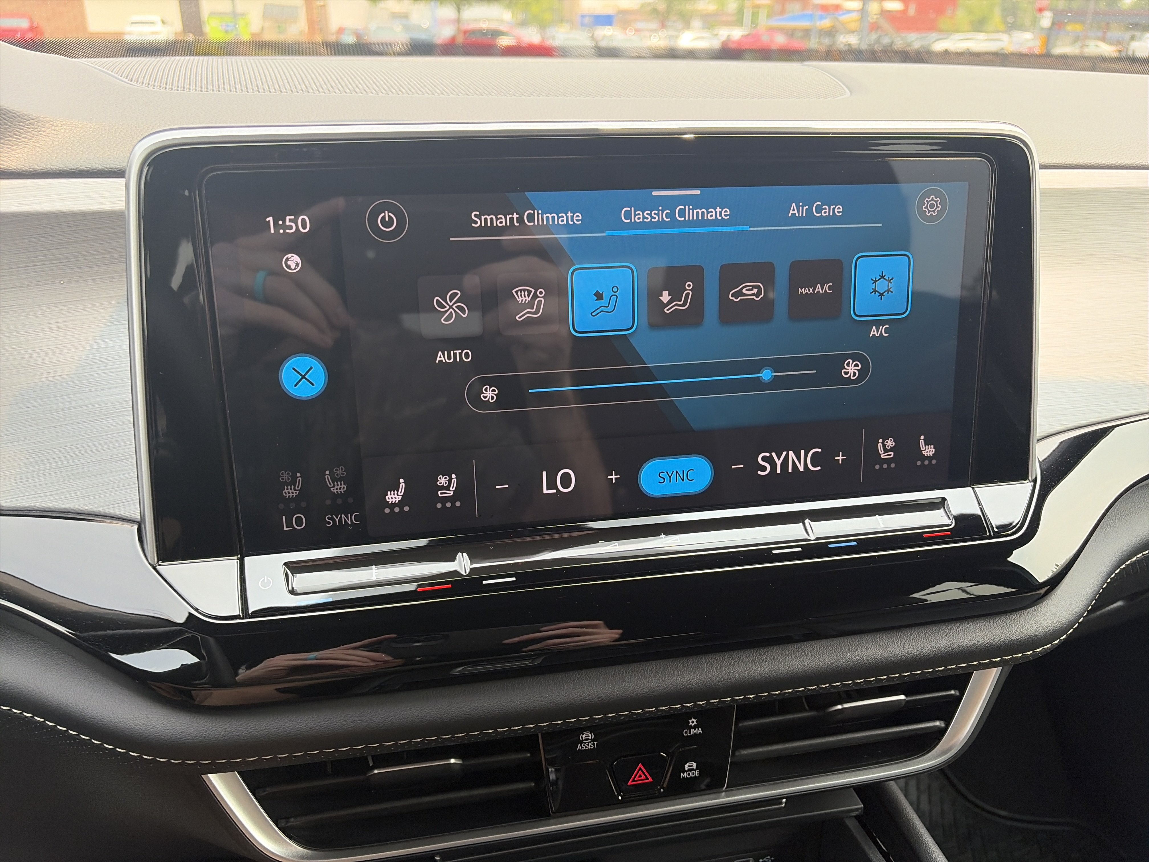 Used 2024 Volkswagen Atlas Cross Sport SE AWD/4WD image 4