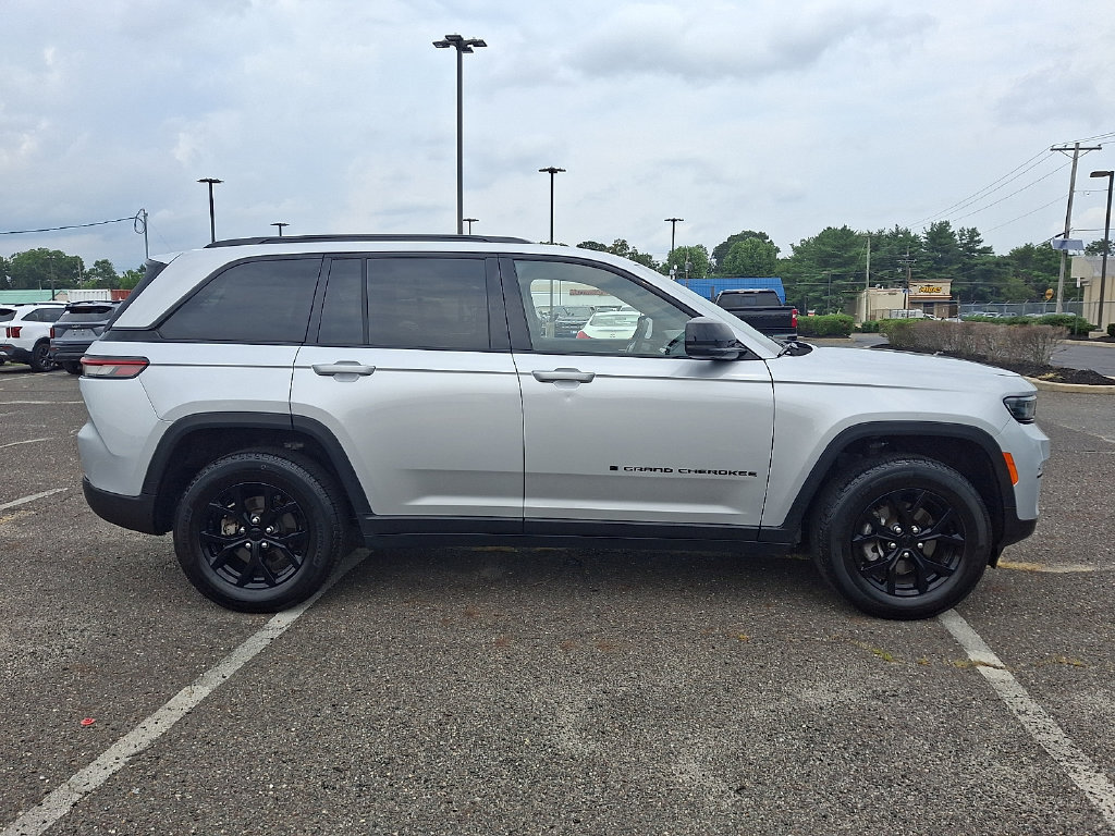 Used 2024 Jeep Grand Cherokee Altitude AWD/4WD image 13