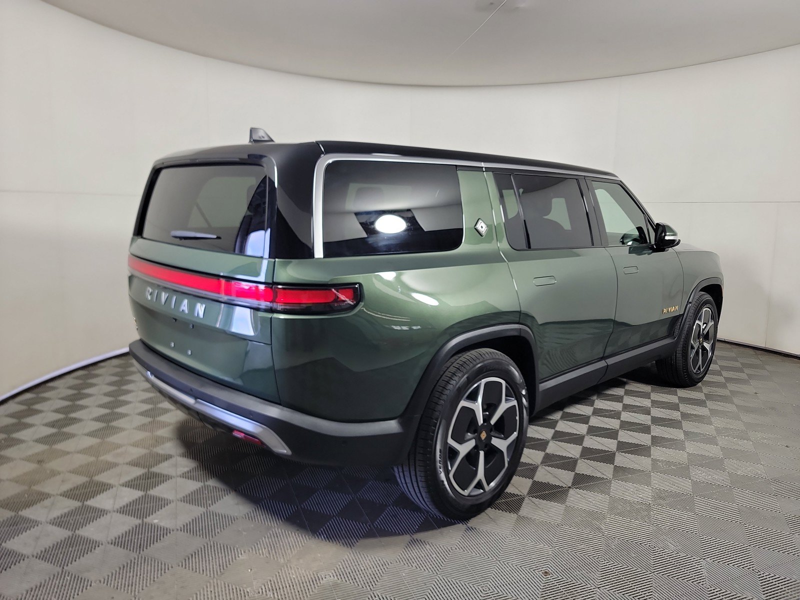 Used 2024 Rivian R1S Adventure AWD/4WD image 5