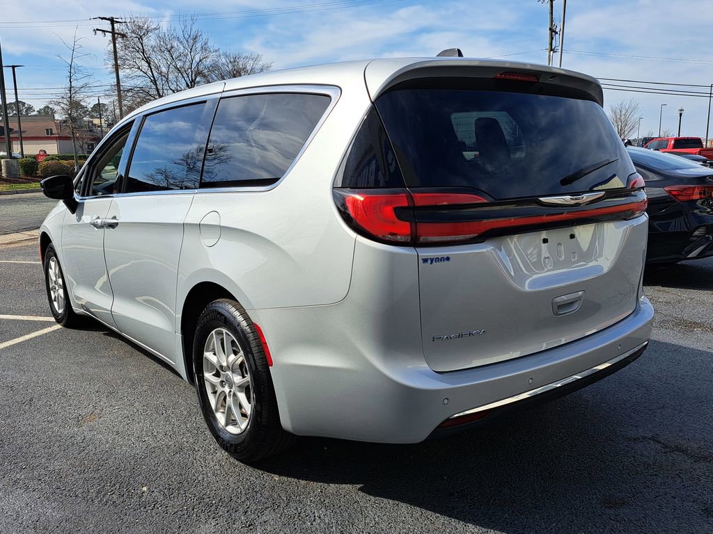 Used 2024 Chrysler Pacifica Touring-L image 4