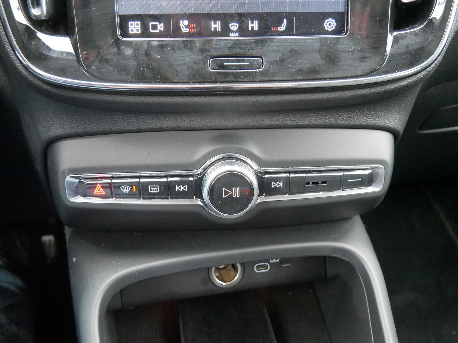 Certified 2025 Volvo XC40 B5 Plus image 16