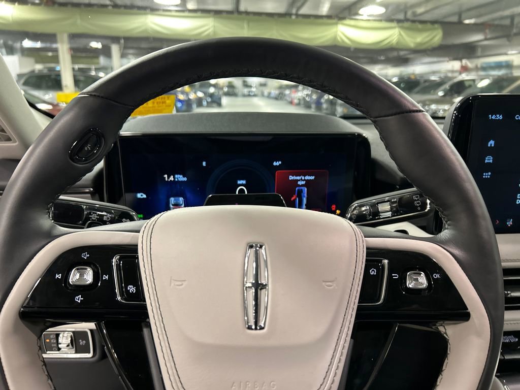 Used 2026 Lincoln Aviator AWD image 11