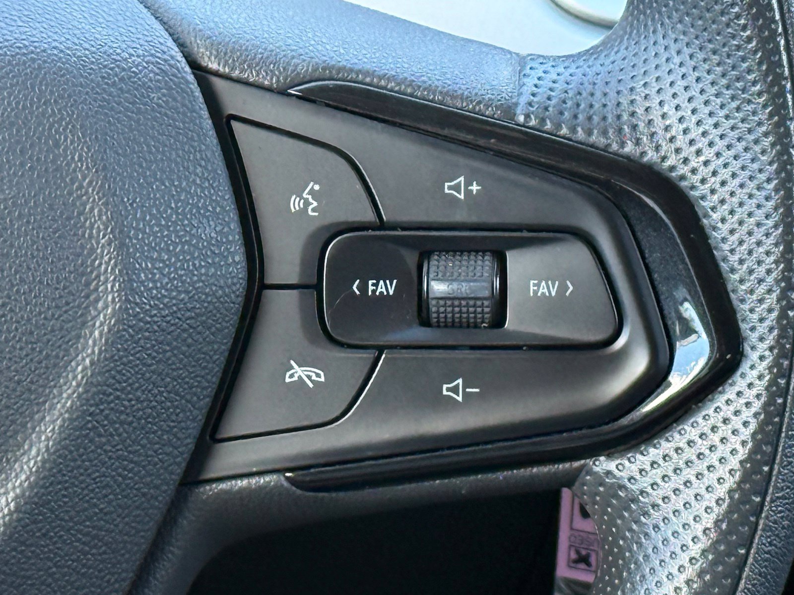Used 2025 Chevrolet Trax LS w/ LS Convenience Package FWD image 29