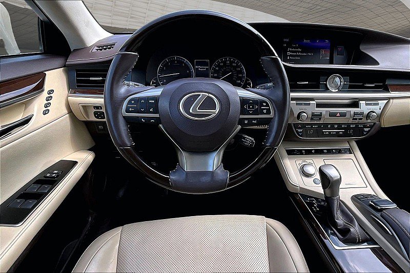 Used 2017 Lexus ES 350 w/ Luxury Package FWD image 4