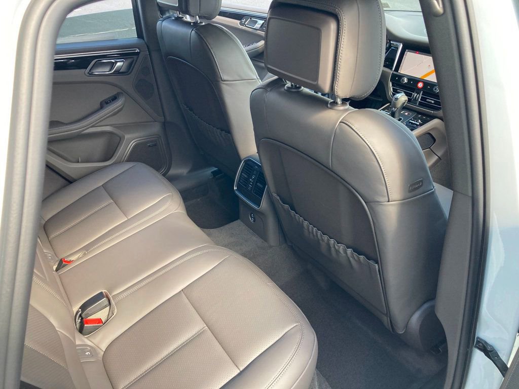 Used 2025 Porsche Macan image 25