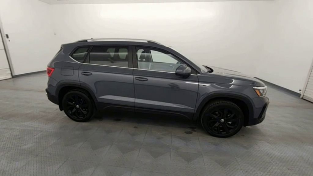 Used 2024 Volkswagen Taos SE w/ Panoramic Sunroof Package image 9