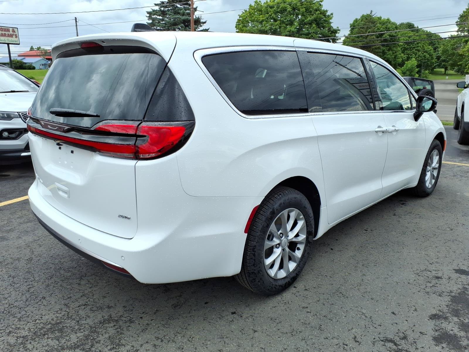 New 2027 Chrysler Pacifica Select AWD/4WD image 5