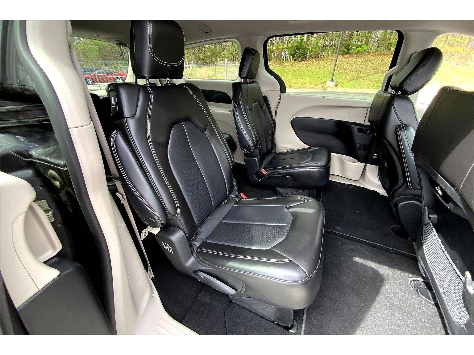 Used 2023 Chrysler Pacifica Touring-L image 24