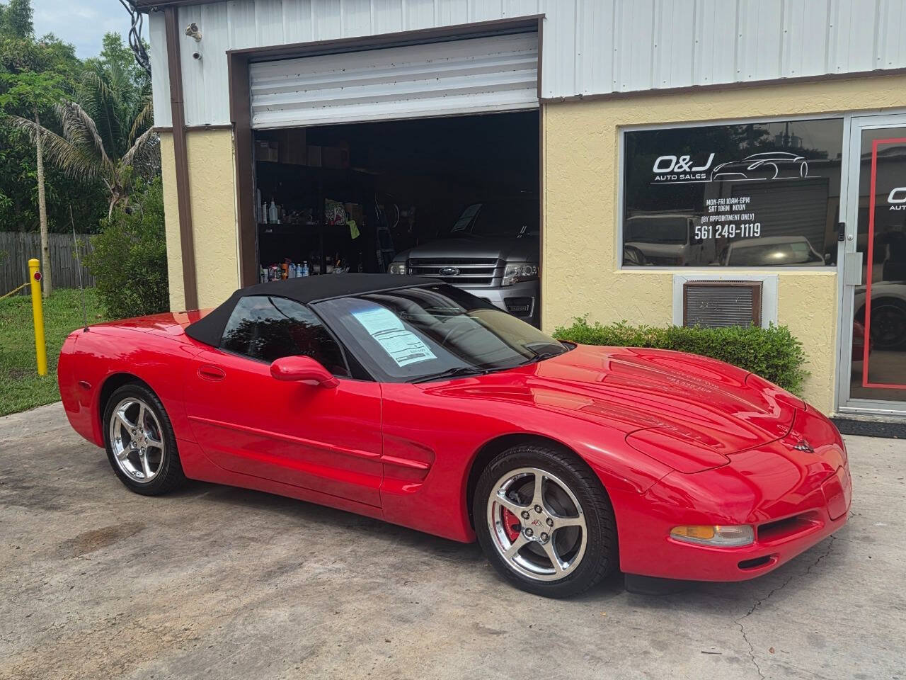 Used 2004 Chevrolet Corvette Convertible w/ Preferred Equipment Group RWD image 2