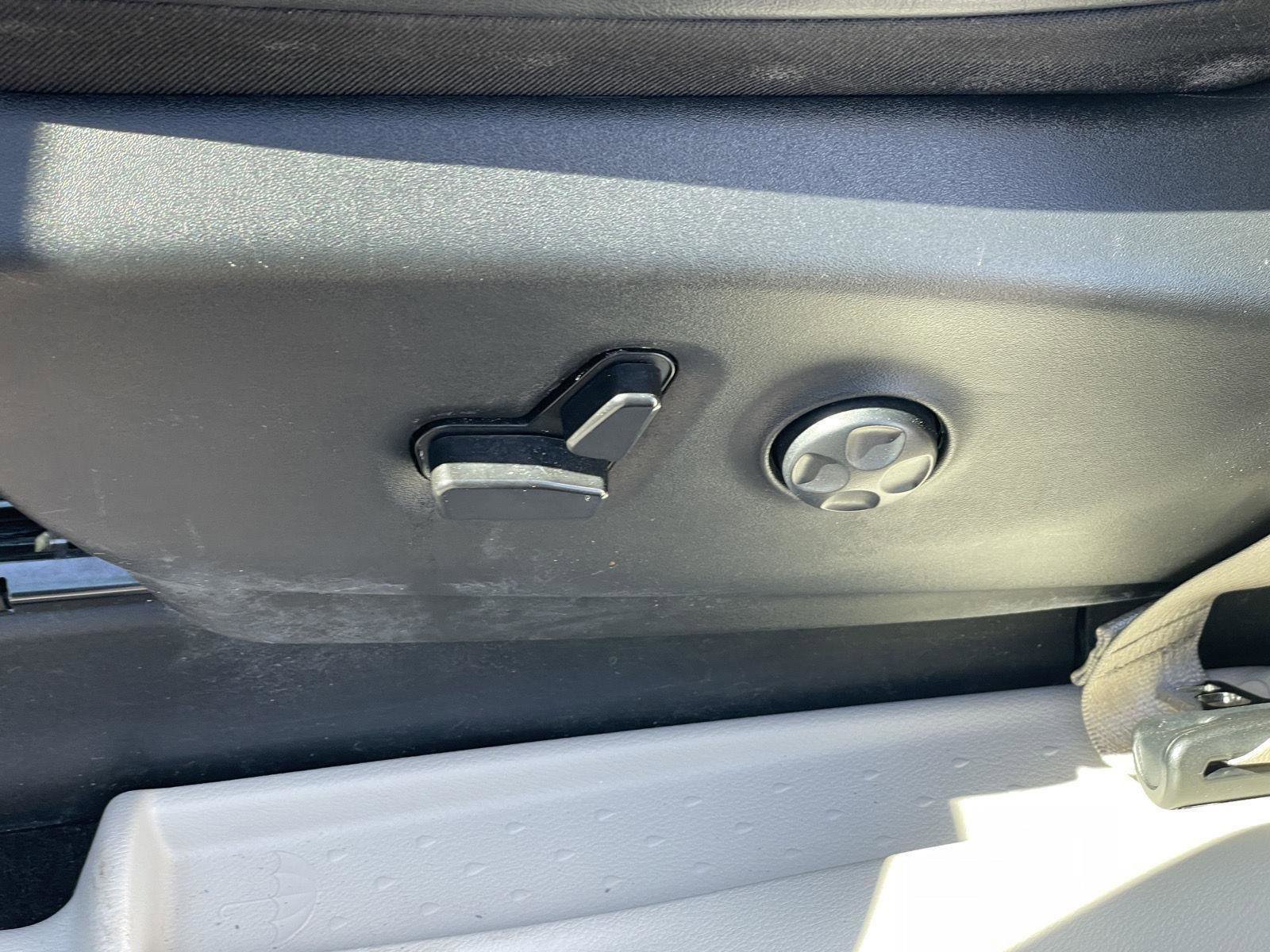 Used 2023 Chrysler Pacifica Touring-L image 25