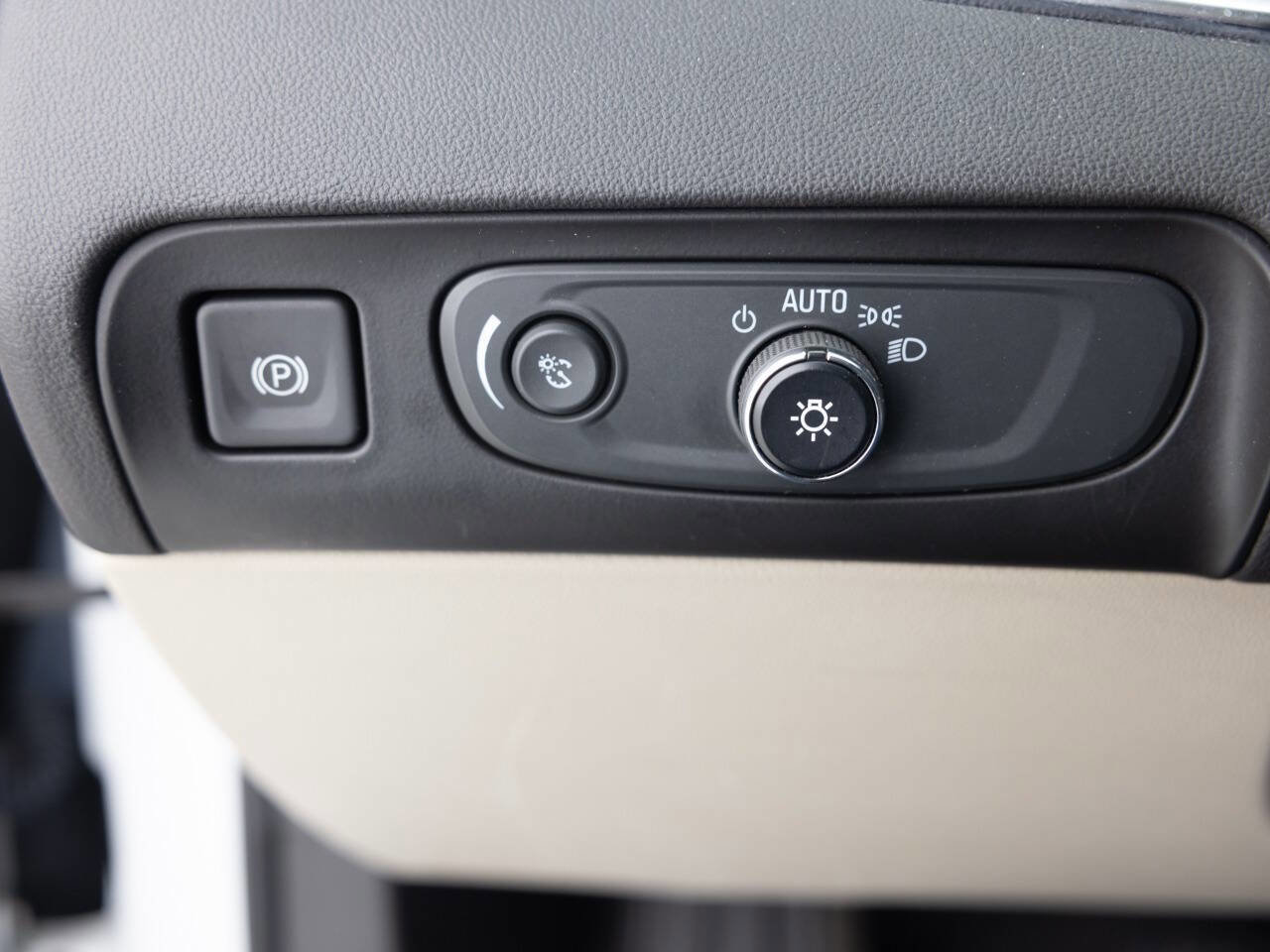 Used 2019 Buick Enclave Essence AWD/4WD image 36