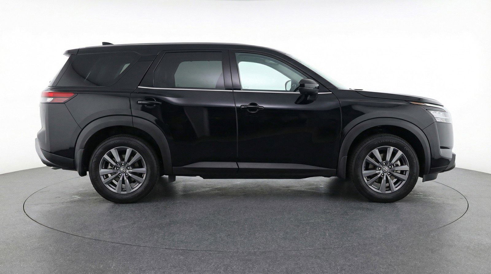 Used 2025 Nissan Pathfinder SV image 11