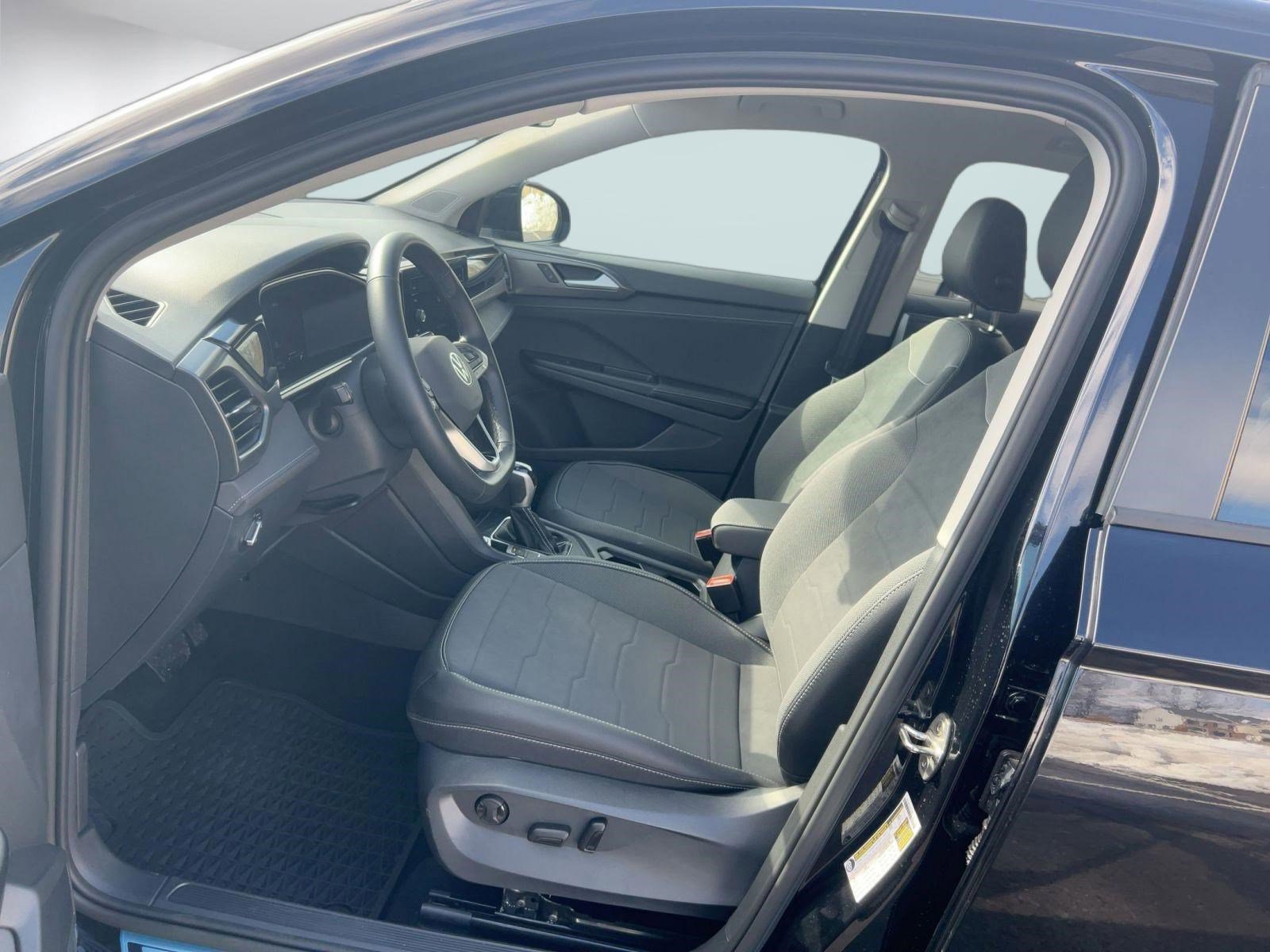 Used 2025 Volkswagen Taos SE image 5