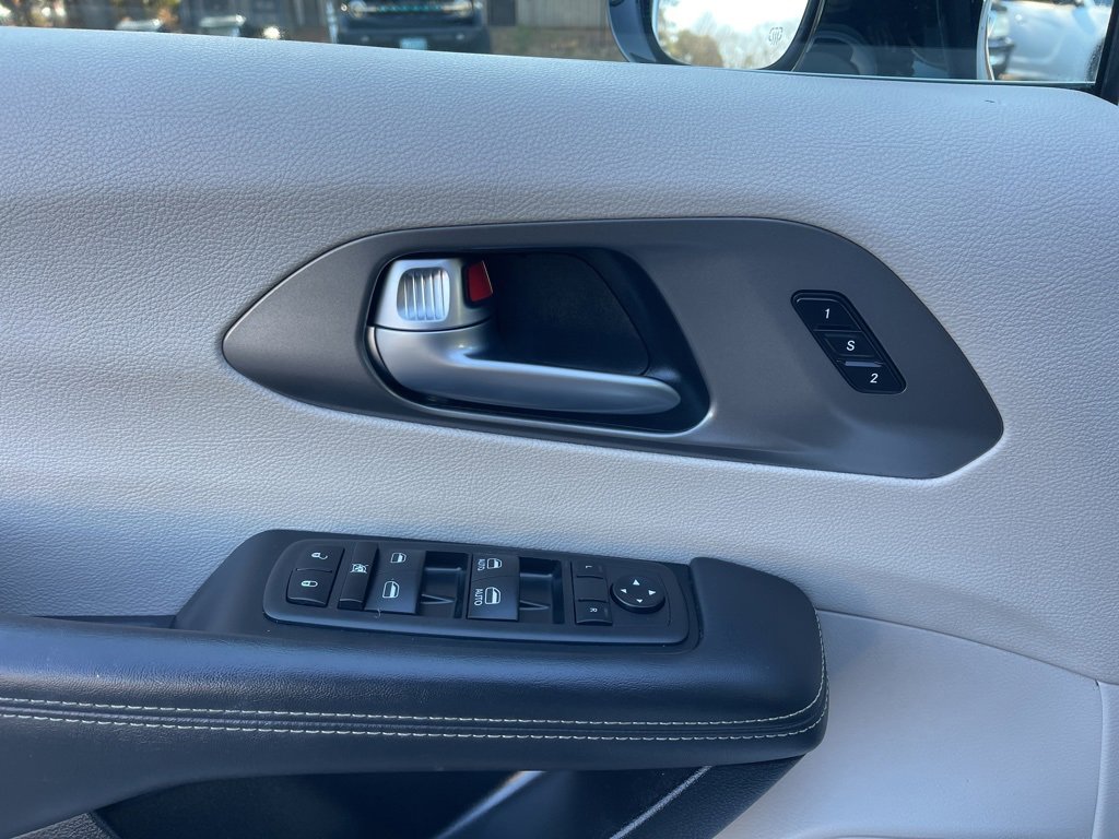 Used 2024 Chrysler Pacifica Touring-L image 18