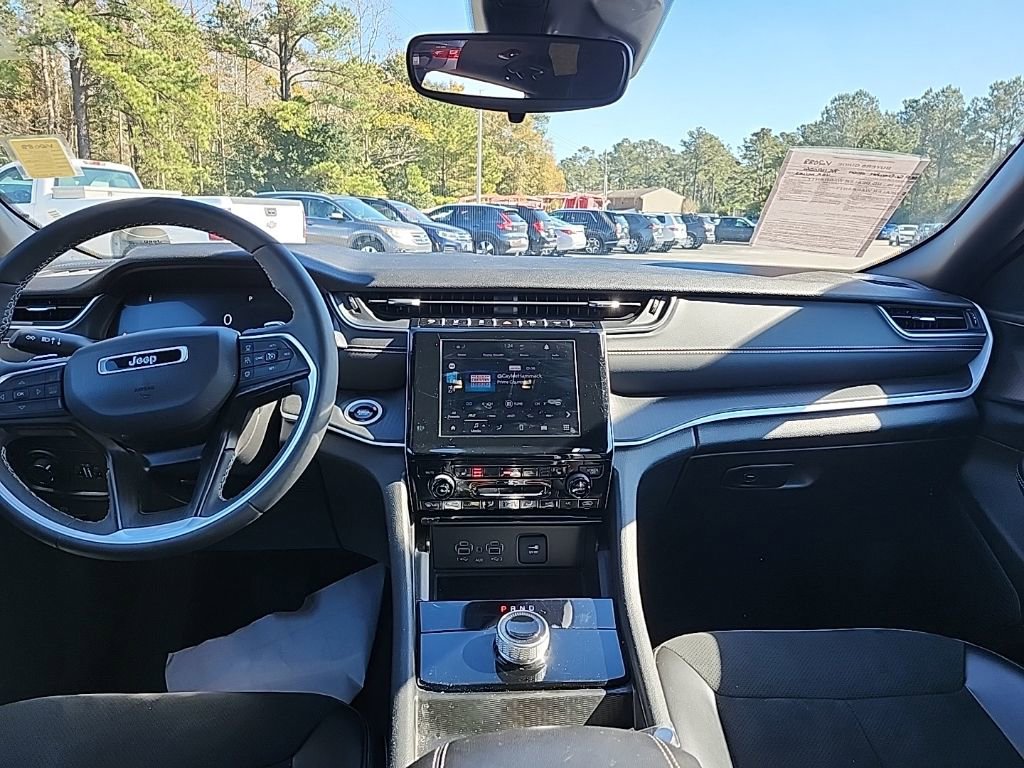 Used 2024 Jeep Grand Cherokee Altitude image 3