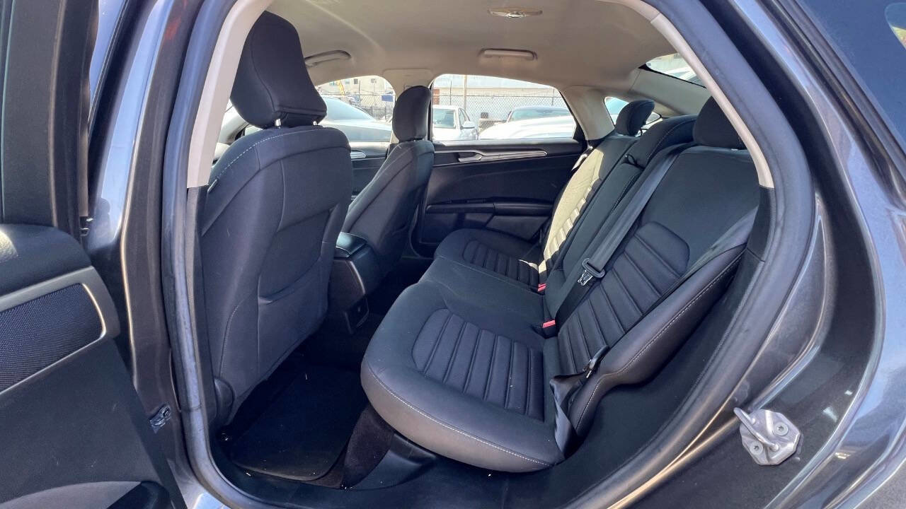Used 2017 Ford Fusion SE image 23