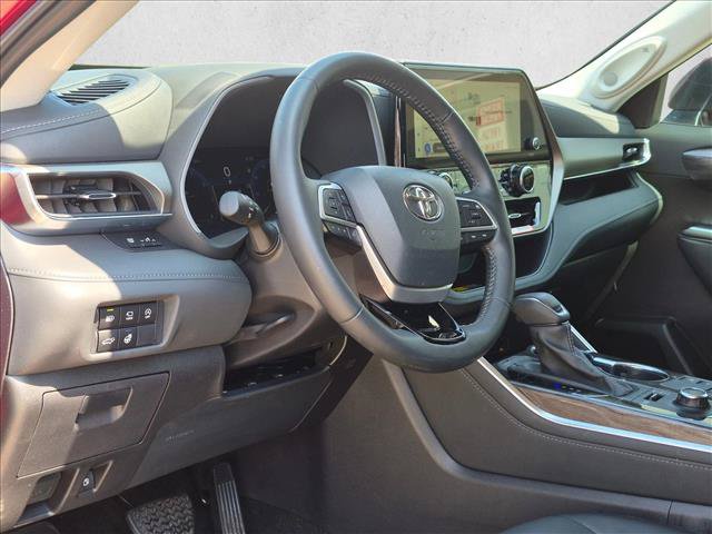 Certified 2025 Toyota Highlander Limited AWD/4WD image 2