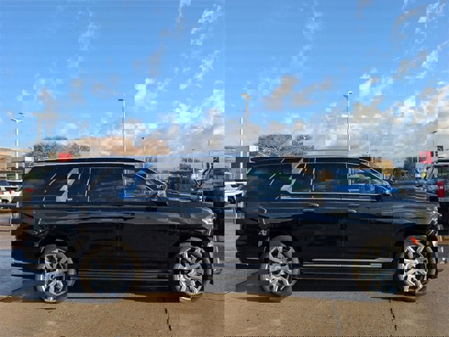 Used 2022 Cadillac Escalade ESV Premium Luxury Platinum image 3