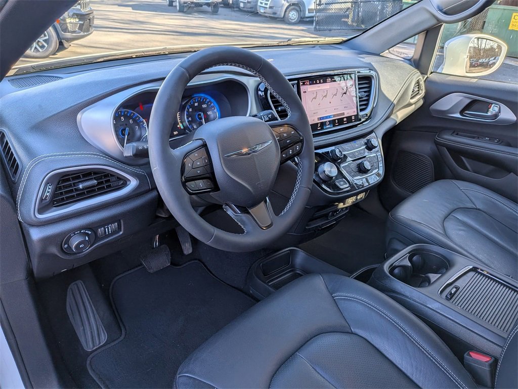 Used 2022 Chrysler Pacifica Touring-L w/ S Appearance Package image 11