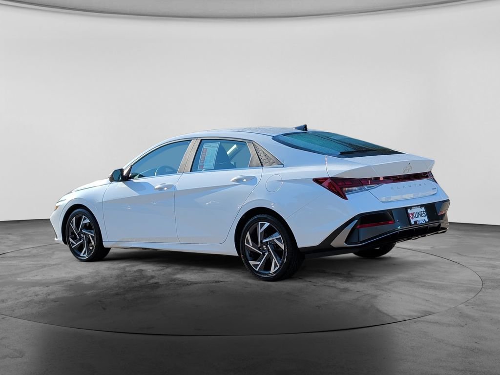 Used 2024 Hyundai Elantra Limited FWD image 5
