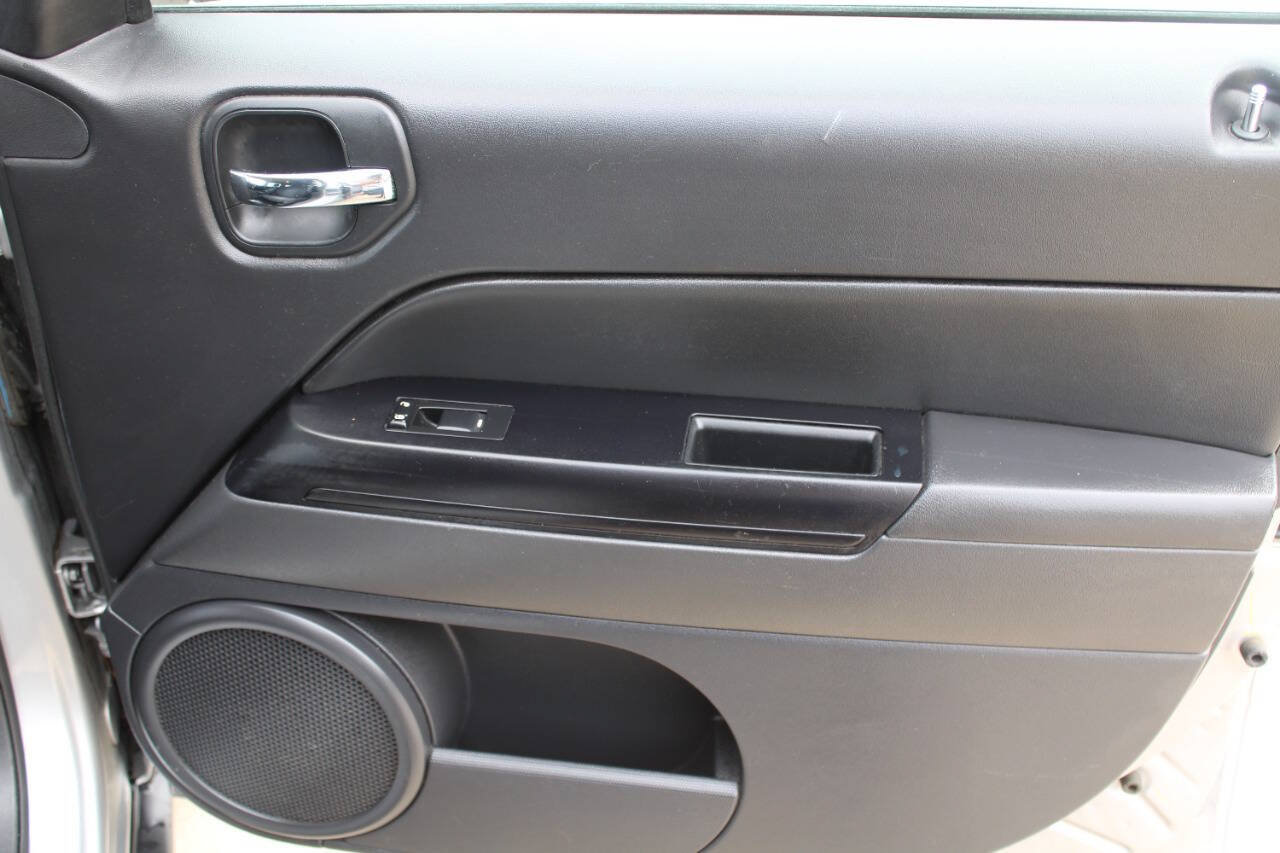Used 2017 Jeep Patriot Latitude FWD image 12