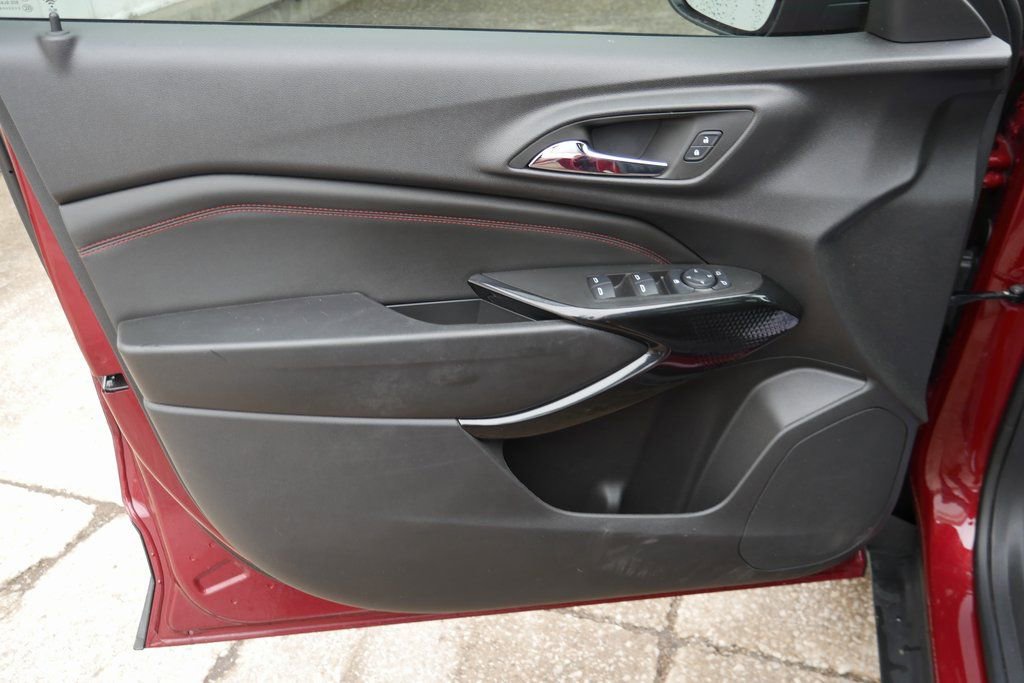 Used 2025 Chevrolet Trax RS w/ Sunroof Package image 30