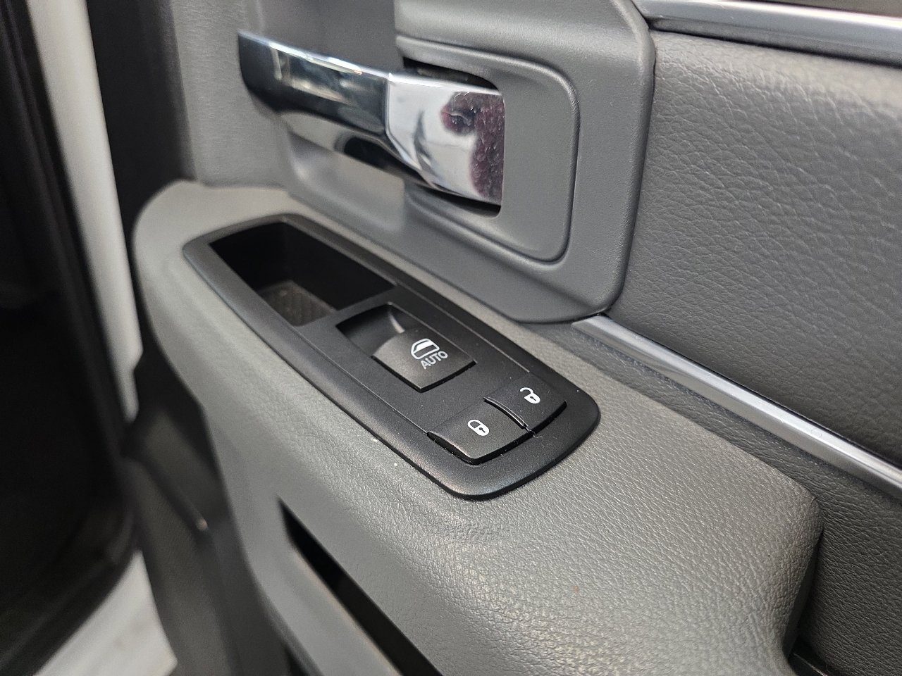 Used 2015 RAM 2500 SLT w/ Luxury Group image 41