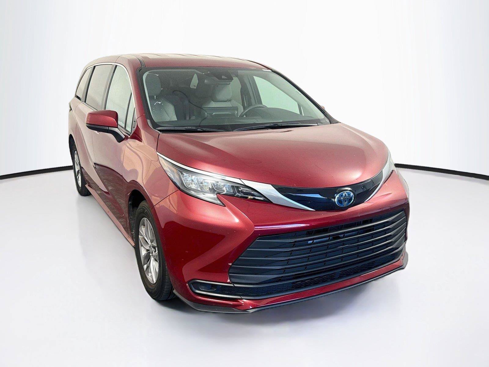 Used 2025 Toyota Sienna LE FWD image 8