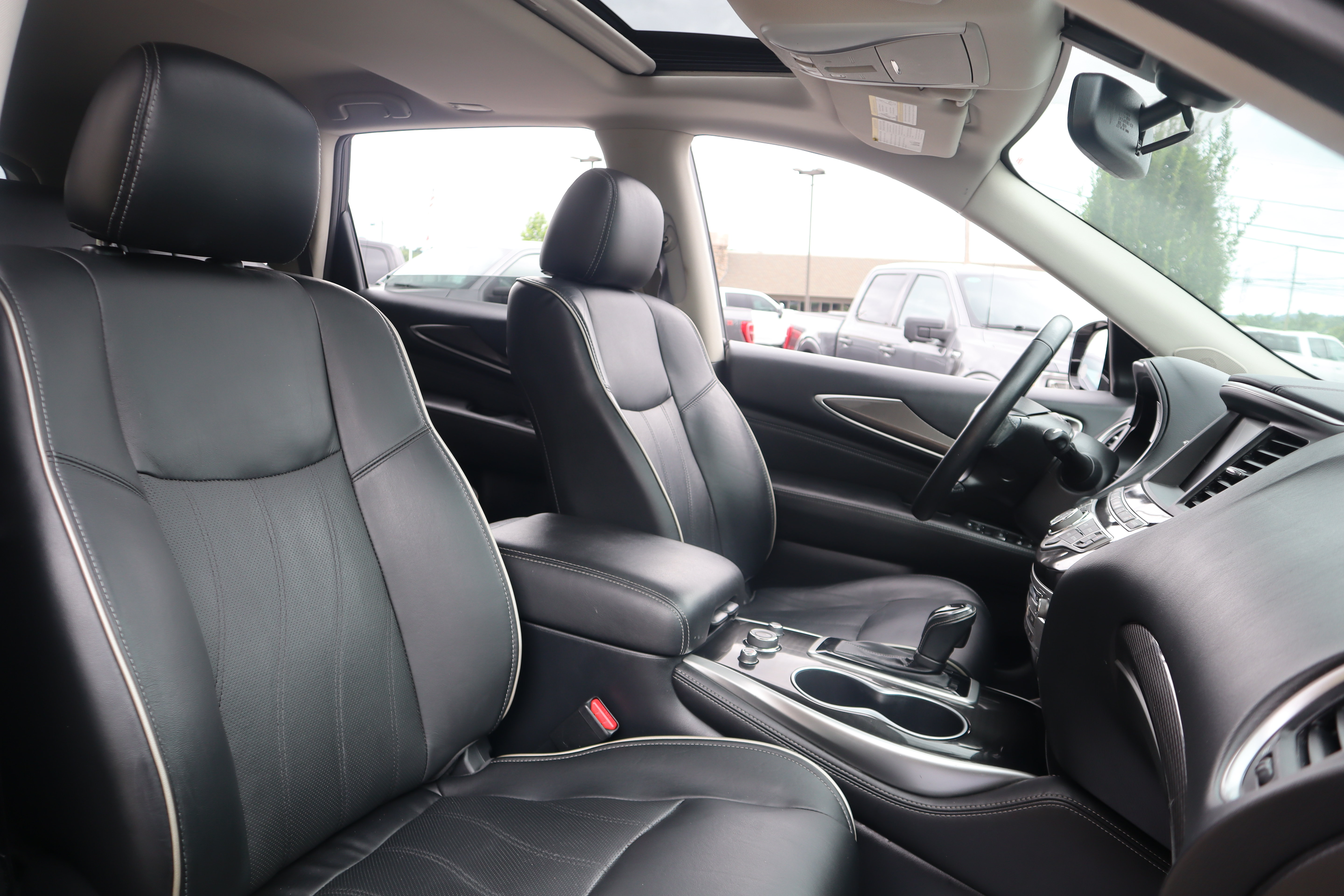 Used 2017 INFINITI QX60 Luxe w/ Premium Plus Package AWD/4WD image 34