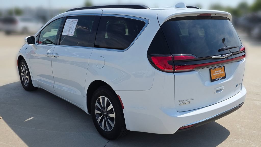 Used 2022 Chrysler Pacifica Touring-L FWD image 3
